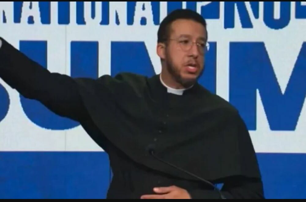 Британского священника лишили лицензии за повтор нацистского жеста Маска