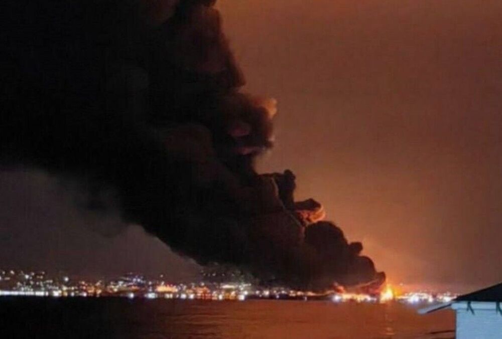 В оккупированной Феодосии четвертые сутки не могут потушить пожар на нефтяном терминале