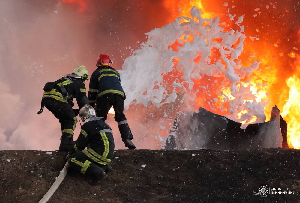 В ГСЧС показали последствия российской атаки на объект критической инфраструктуры в Винницкой области