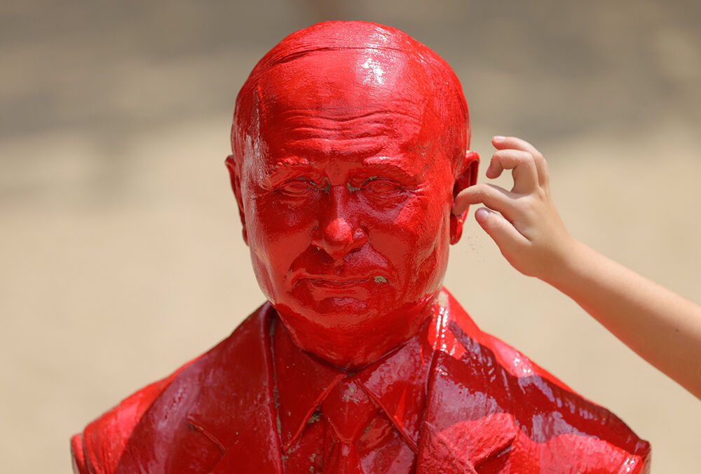 У Нью-Йорку встановили скульптуру кривавого Путіна: ВІДЕО