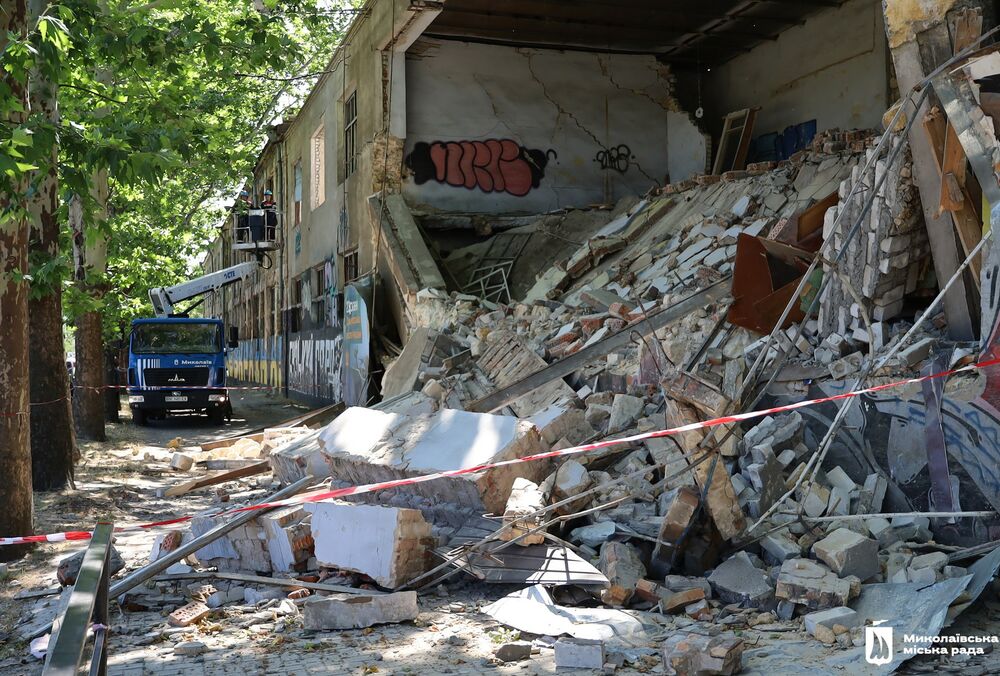 В Николаеве обвалилась часть завода ”Дормашина”, который был поврежден российскими шахедами