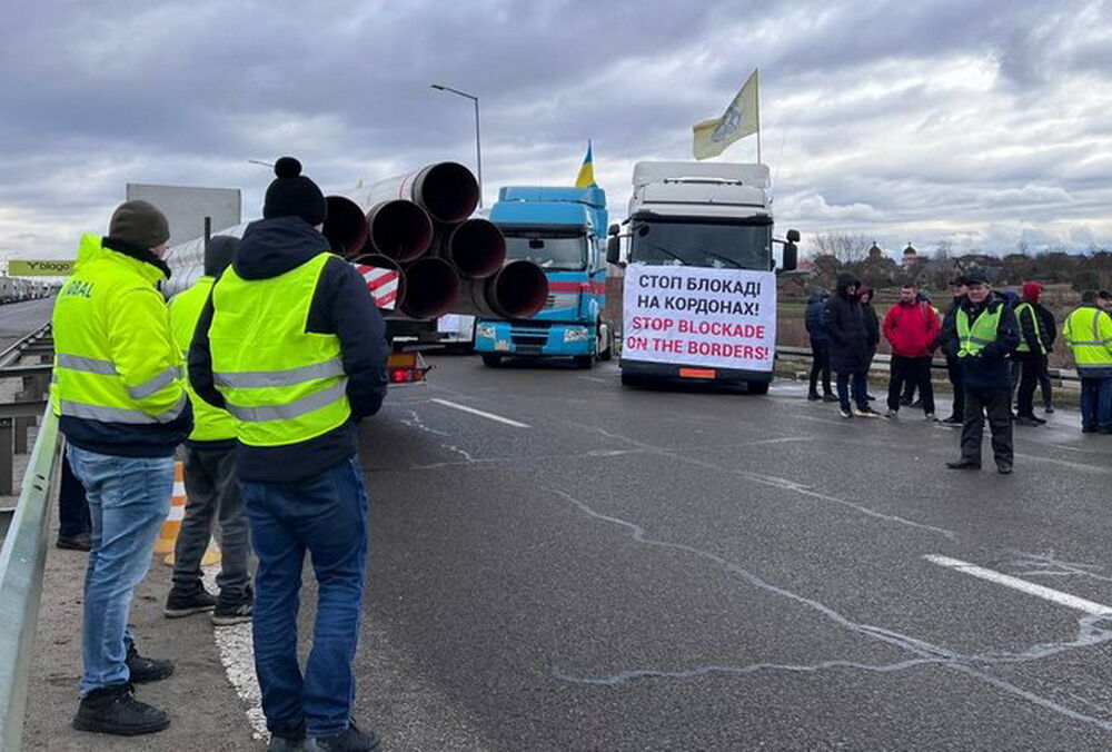 Украинские перевозчики заблокировали польские грузовики в ответ Украинские перевозчики заблокировали польские грузовики в ответ