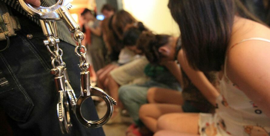 Более $3 тыс. за одного украинца: в Киеве задержали торговца людьми