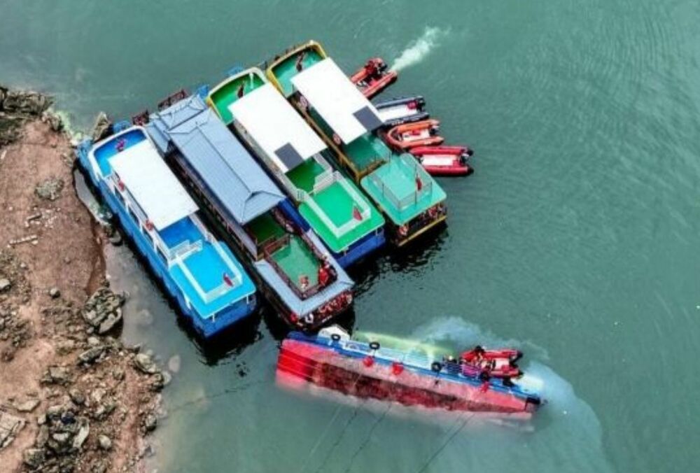 У Китаї перекинулися одразу кілька човнів із туристами: є загиблі