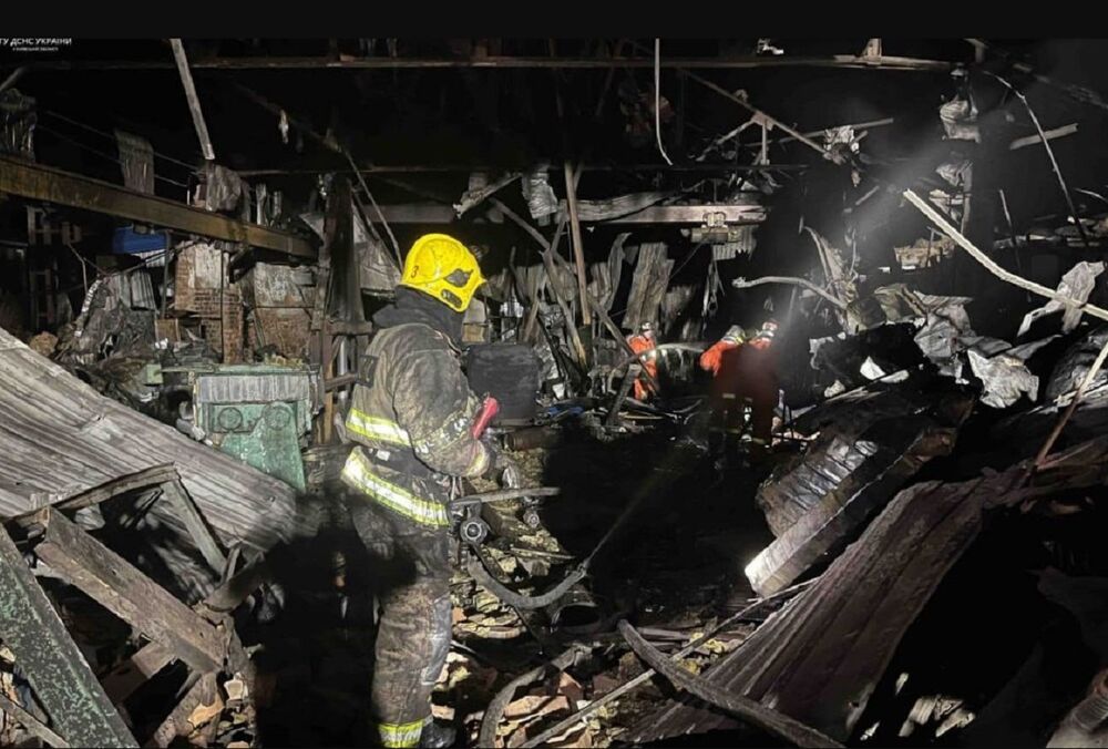 На Київщині атака шахедів пошкодила склад: рятувальники загасили пожежу