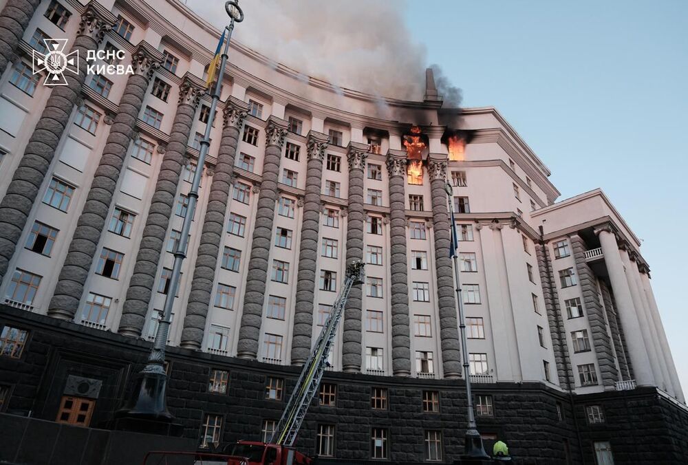 Свириденко показала руйнування в будівлі Кабміну після російського обстрілу Свириденко показала руйнування в будівлі Кабміну після російського обстрілу