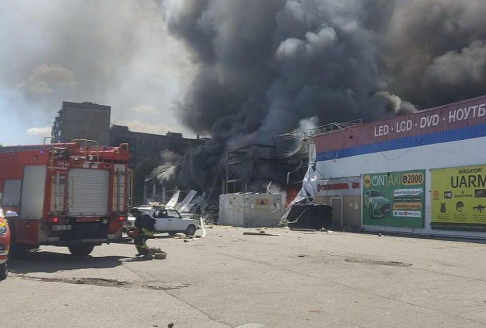 Россияне обстреляли Константиновку, попав по гипермаркету: уже двое погибших (фото)