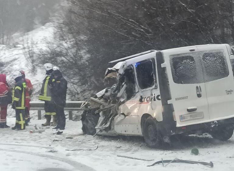 Во Львовской области микроавтобус столкнулся с грузовиком: есть погибшие Во Львовской области микроавтобус столкнулся с грузовиком: есть погибшие
