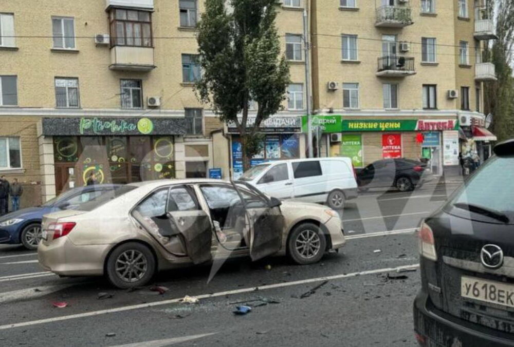У центрі окупованого Луганська пролунав вибух: спалахнула машина (кадри)
