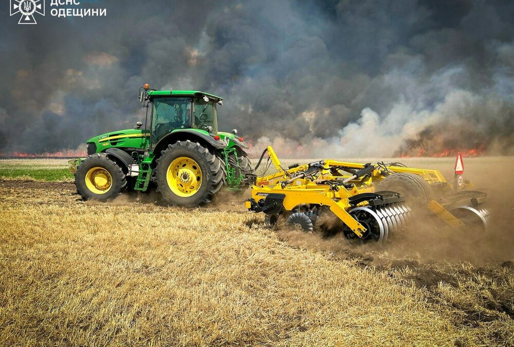 Під Одесою горить степ: вогонь охопив площу в 14 футбольних полів і може перекинутися на житловий сектор