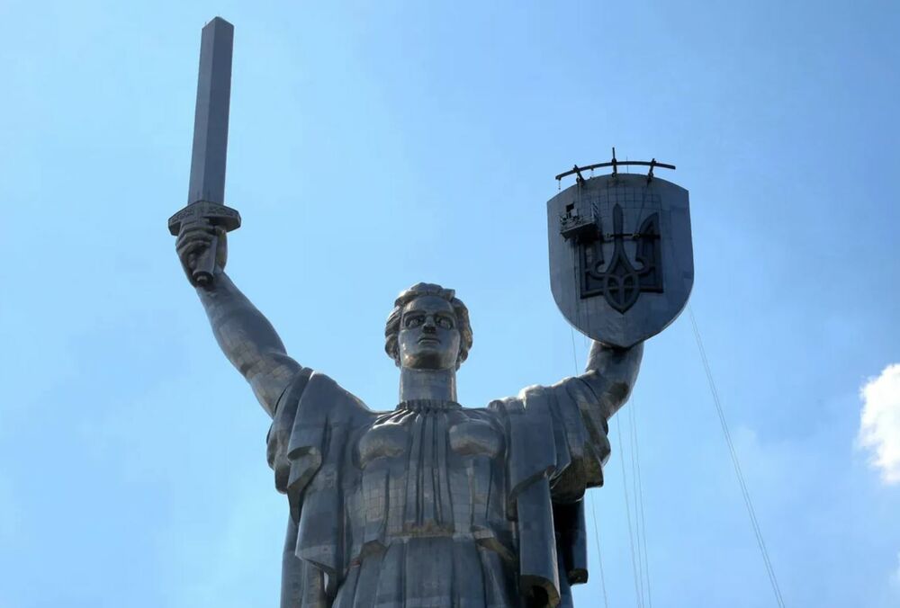 Герб на ”Родину-Мать” приварили без согласования с институтом Патона: сварочные швы уже повреждены коррозией