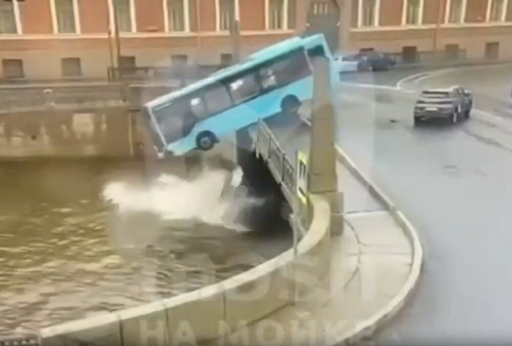 В России автобус с людьми упал в реку: момент попал на видео