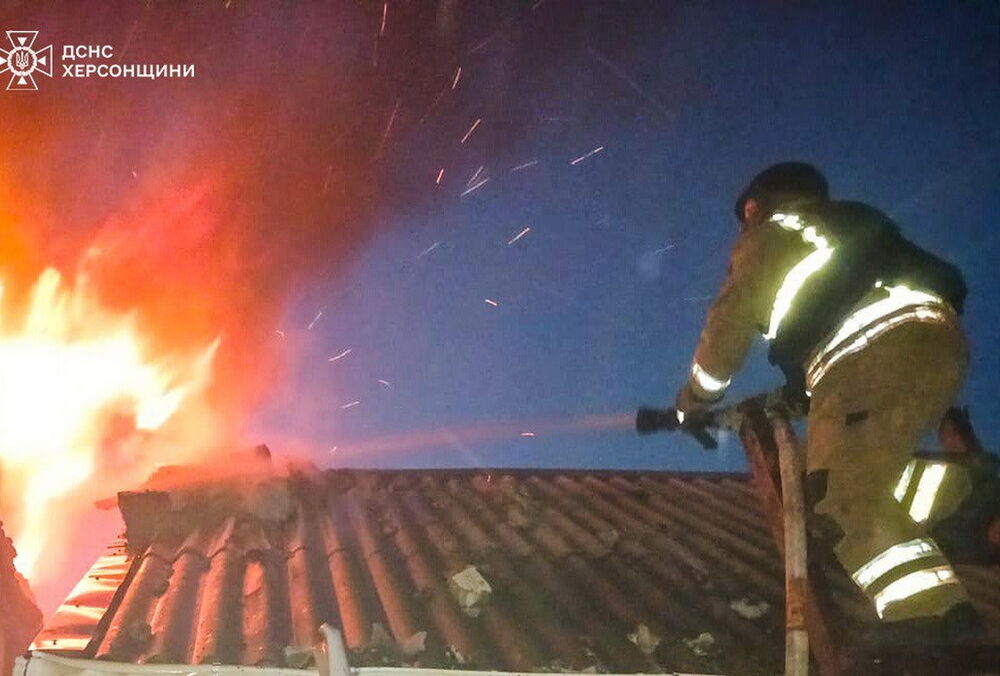 Росіяни скинули вибухівку на машину під Херсоном: двоє загиблих