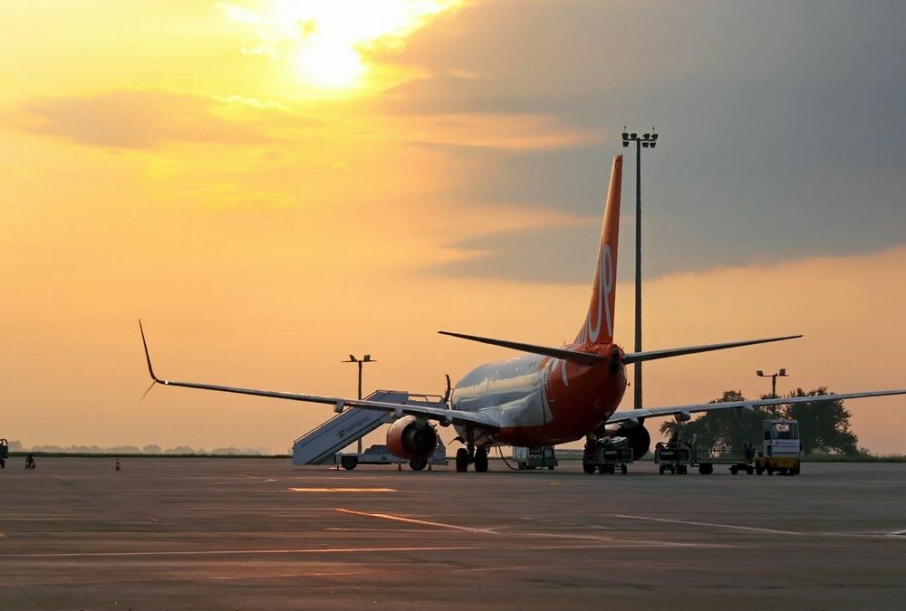 Україна зупиняє авіасполучення з Білоруссю