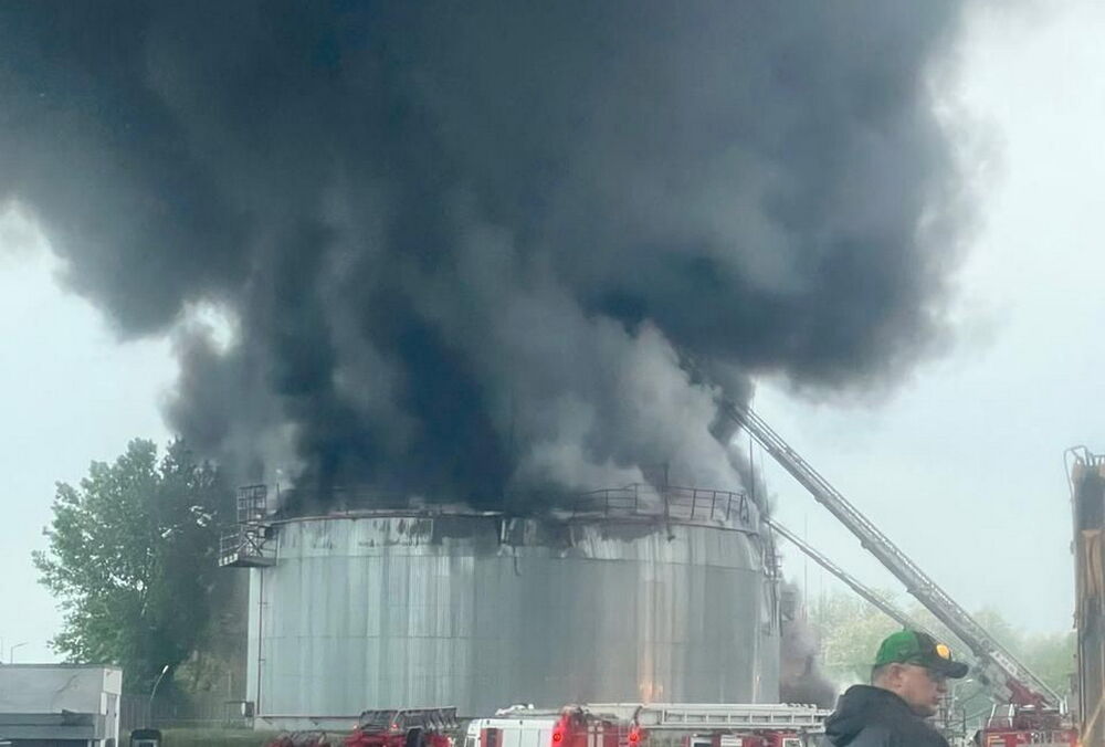 Дроны атаковали несколько нефтебаз в России: кадры