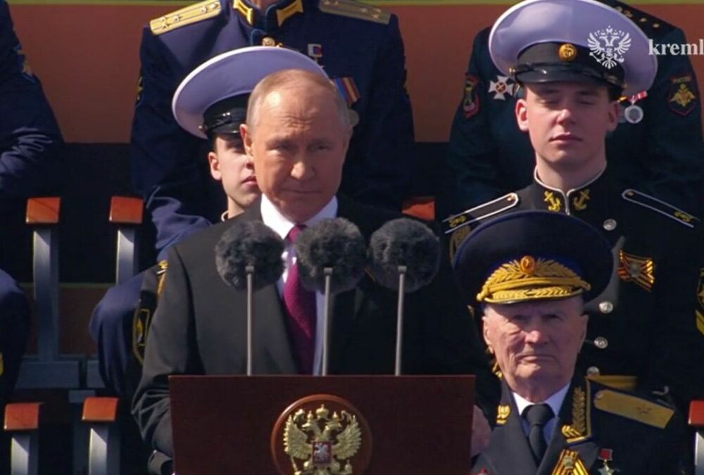 ”Украинский народ стал заложником госпереворота”: Путин вышел с речью на парад