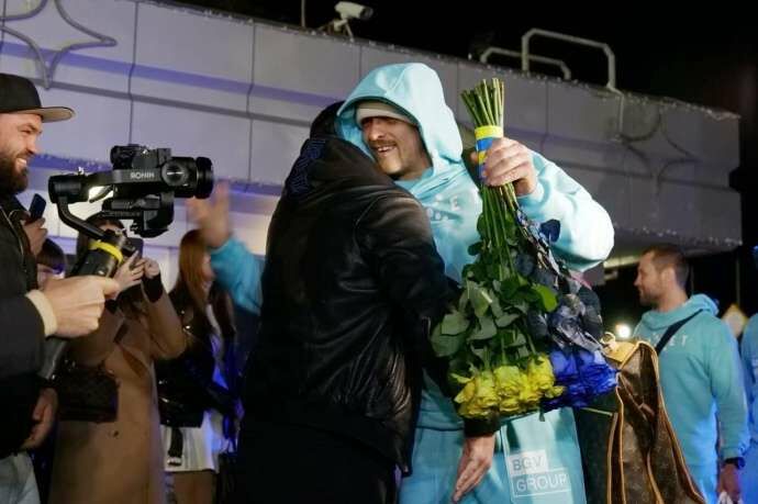   Олександр Усик повернувся в Україну: як зустріли чемпіона світу