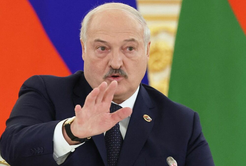 Лукашенко пожаловался на ”наплыв диверсантов” у границы с Украиной Лукашенко пожаловался на ”наплыв диверсантов” у границы с Украиной