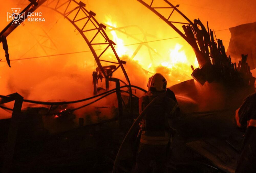 Семеро людей постраждали внаслідок нічної атаки на Київ: кадри наслідків