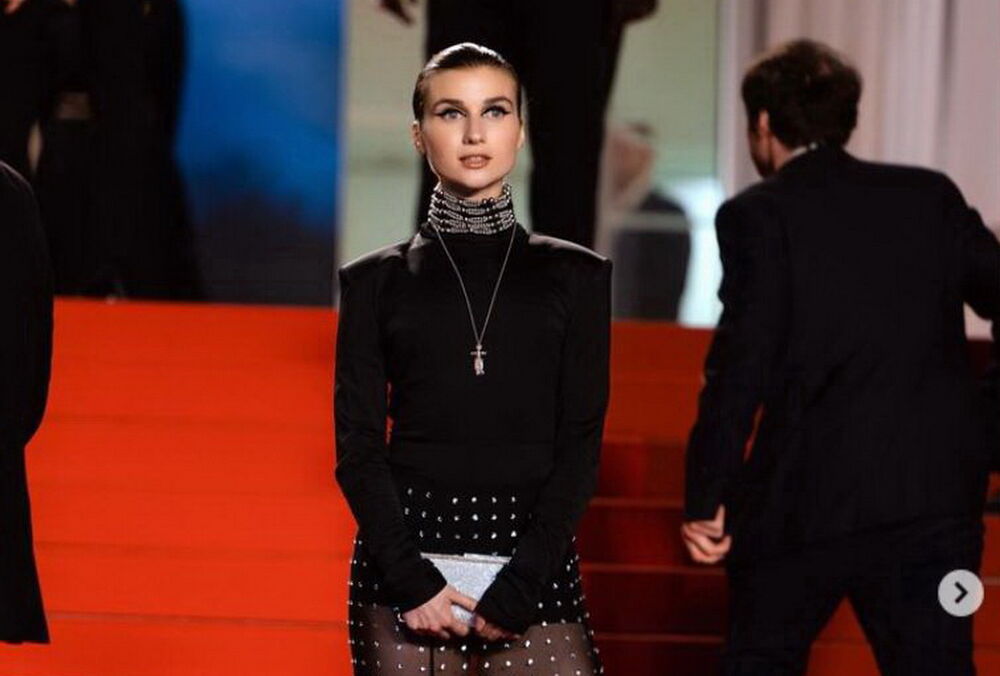 Jerry Heil засветилась на Каннском фестивале в трендовой ”голой” юбке: фото