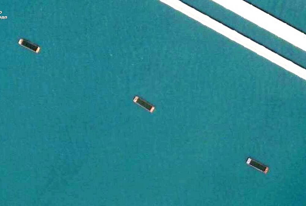 Спутник показал российские баррикады от украинских дронов у Крымского моста