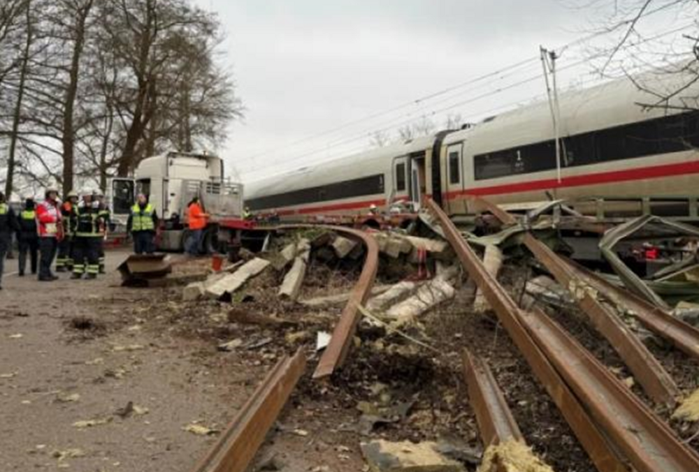 У Німеччині потяг протаранив на вантажівку