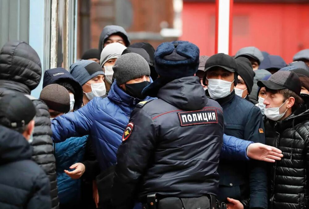 У Росії у новорічну ніч силовики затримали тисячі мігрантів, щоб набрати ”добровольців” на війну
