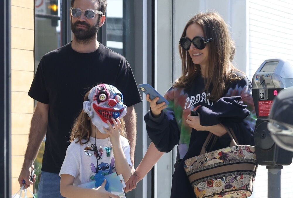 Наталі Портман помітили на спільній прогулянці з чоловіком та дітьми: фото