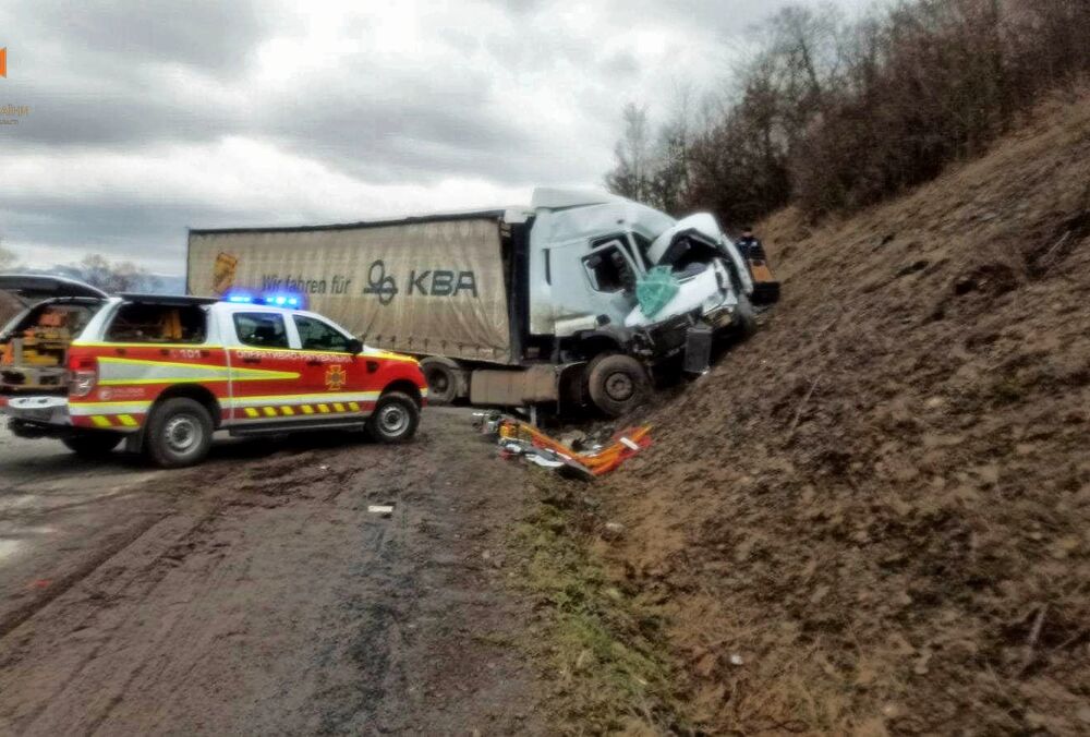 В Закарпатье микроавтобус столкнулся с фурой: много погибших (фото)