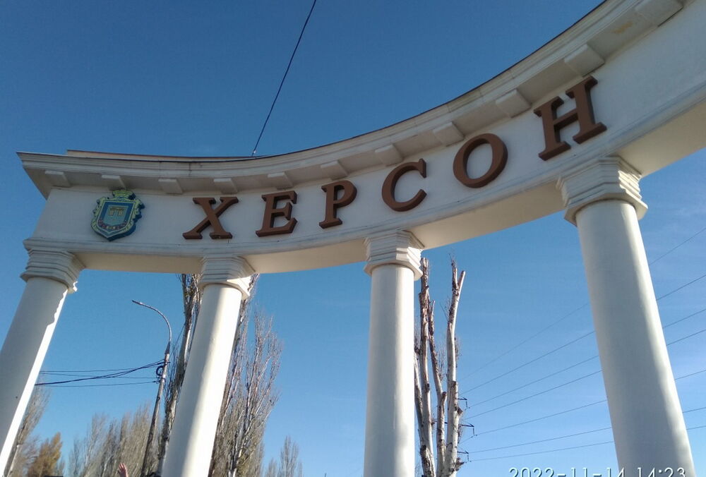 Россияне сбросили взрывчатку на женщину в Херсоне