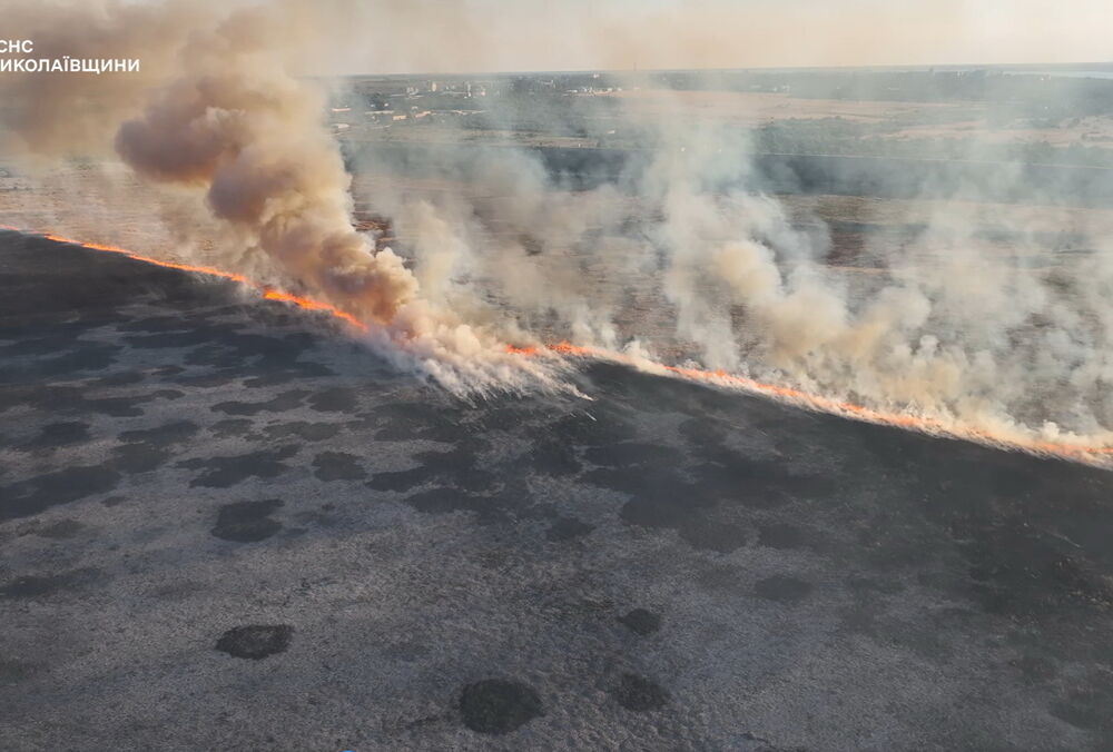 У Миколаєві другу добу гасять масштабну пожежу на території, де можуть бути боєприпаси
