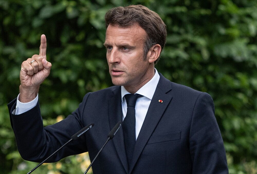 Макрон во время интервью снял дорогие часы и попал в скандал: видео