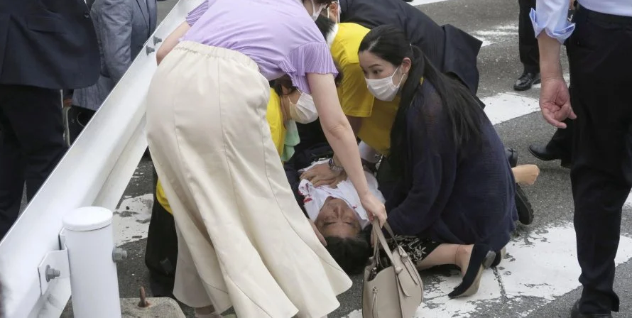 Появилось видео нападения на бывшего премьера Японии, сам Абэ не подает признаков жизни