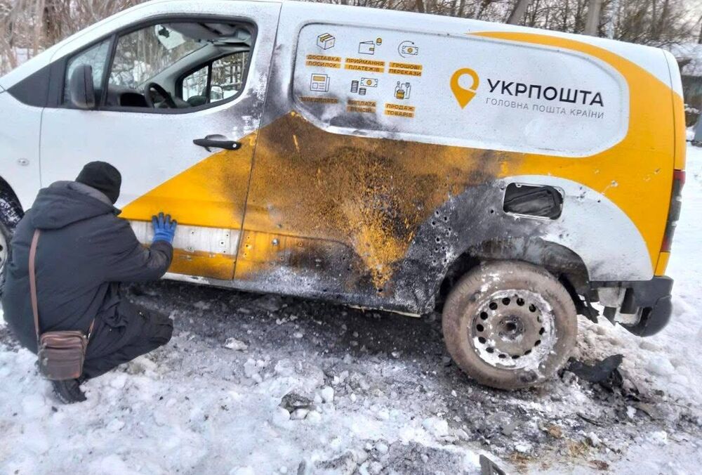 Российский дрон атаковал машину Укрпочты в Сумской области, а в Запорожской области повреждено здание