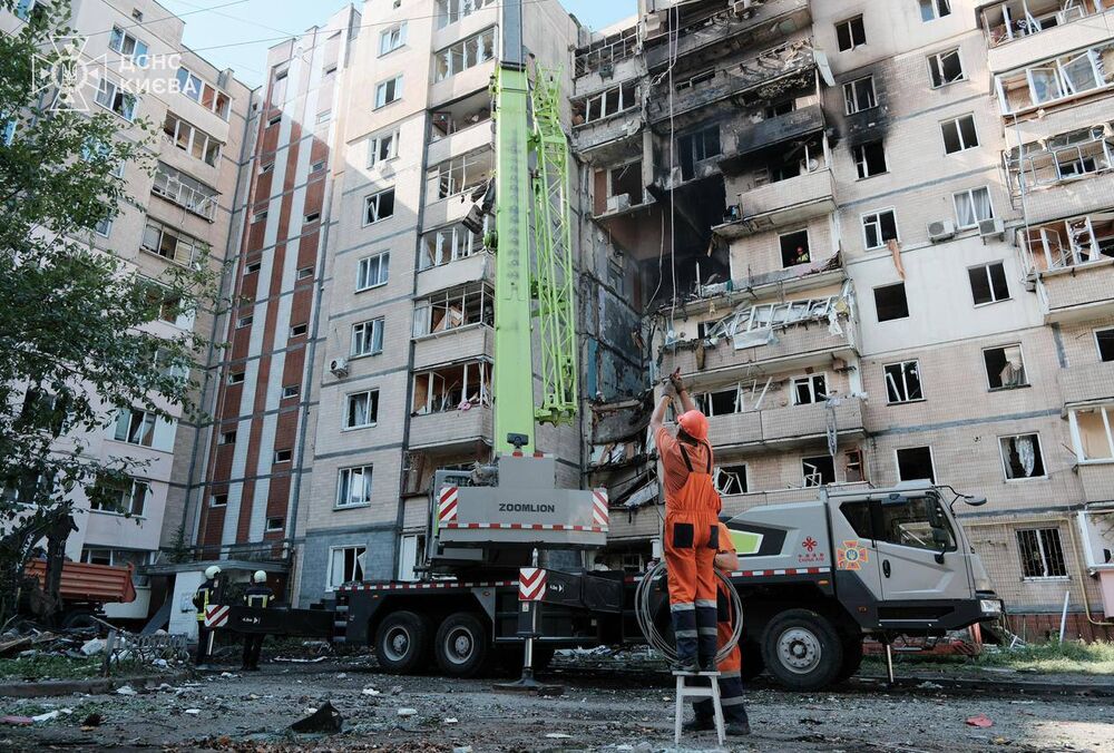 У Києві з-під завалів зруйнованої багатоповерхівки дістали ще одного загиблого У Києві з-під завалів зруйнованої багатоповерхівки дістали ще одного загиблого