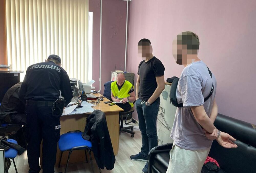 У Києві затримали двох чоловіків, які знімали роботу ППО під час російського удару У Києві затримали двох чоловіків, які знімали роботу ППО під час російського удару