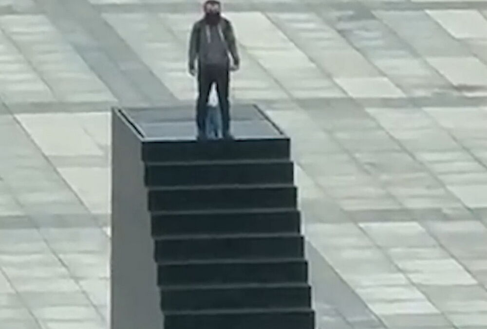 В Варшаве мужчина залез на памятник и угрожал себя взорвать