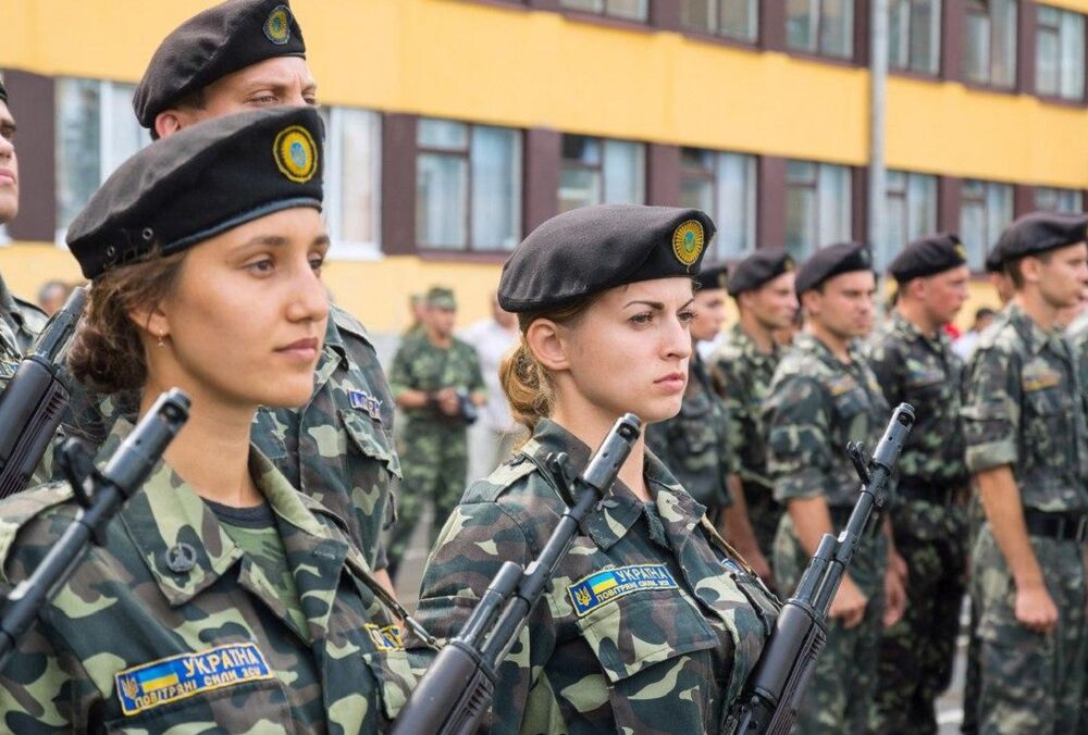 В Украине готовятся ограничить выезд женщинам на воинском учете 
