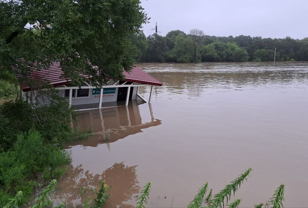 У Приморському краю в Росії прорвало дамбу