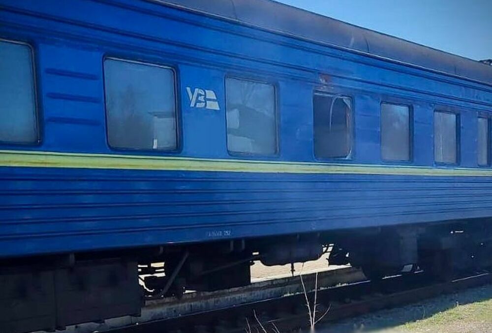 Российские военные атаковали дронами пассажирский поезд в Черниговской области Российские военные атаковали дронами пассажирский поезд в Черниговской области