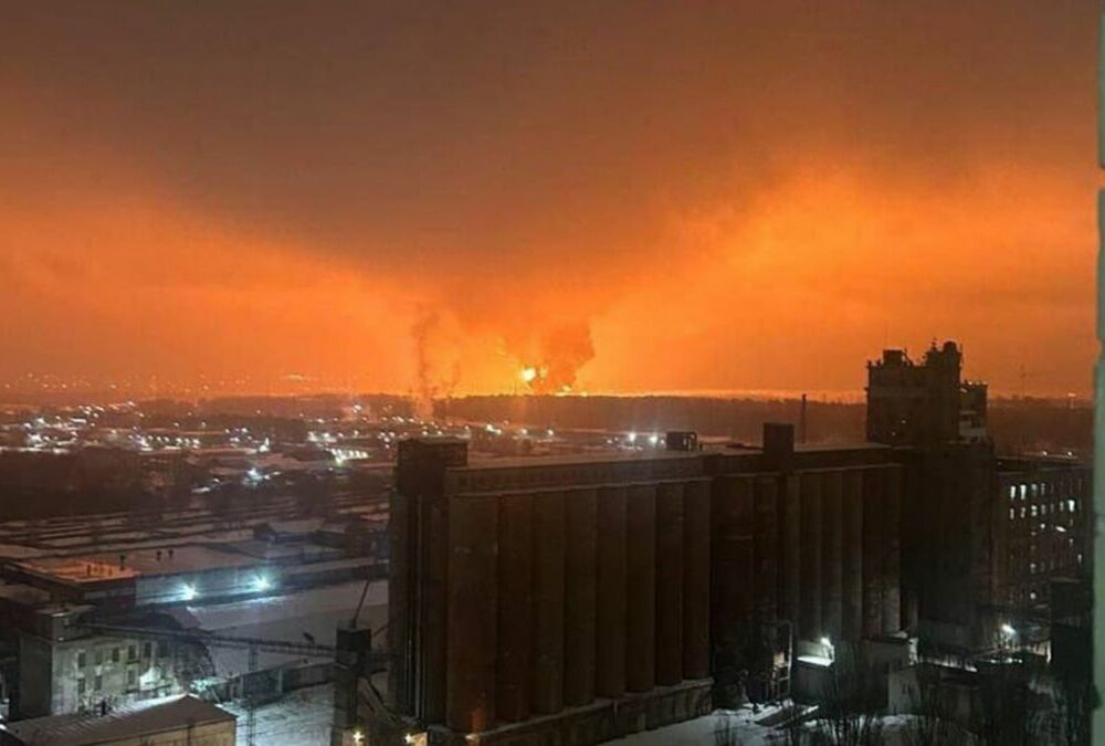 У Брянську через атаку дронів загорілася нафтобаза У Брянську через атаку дронів загорілася нафтобаза