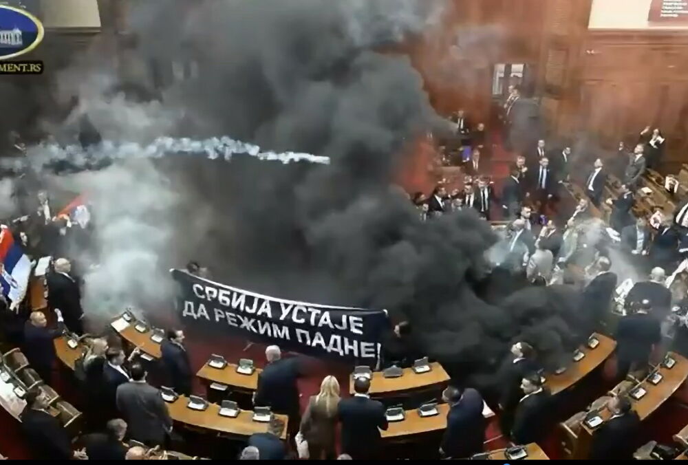 У Сербії після антиурядових протестів, опозиція розпорошила в парламенті газ і кидала димові шашки