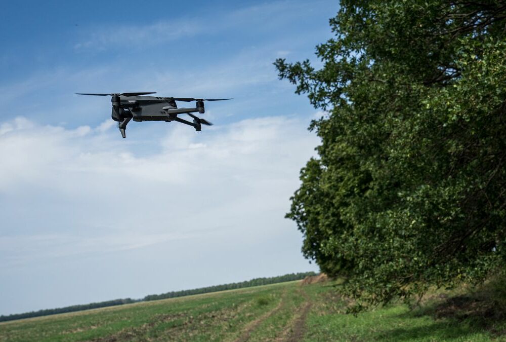 У частини Курської області внаслідок атаки дронів зникло електрика