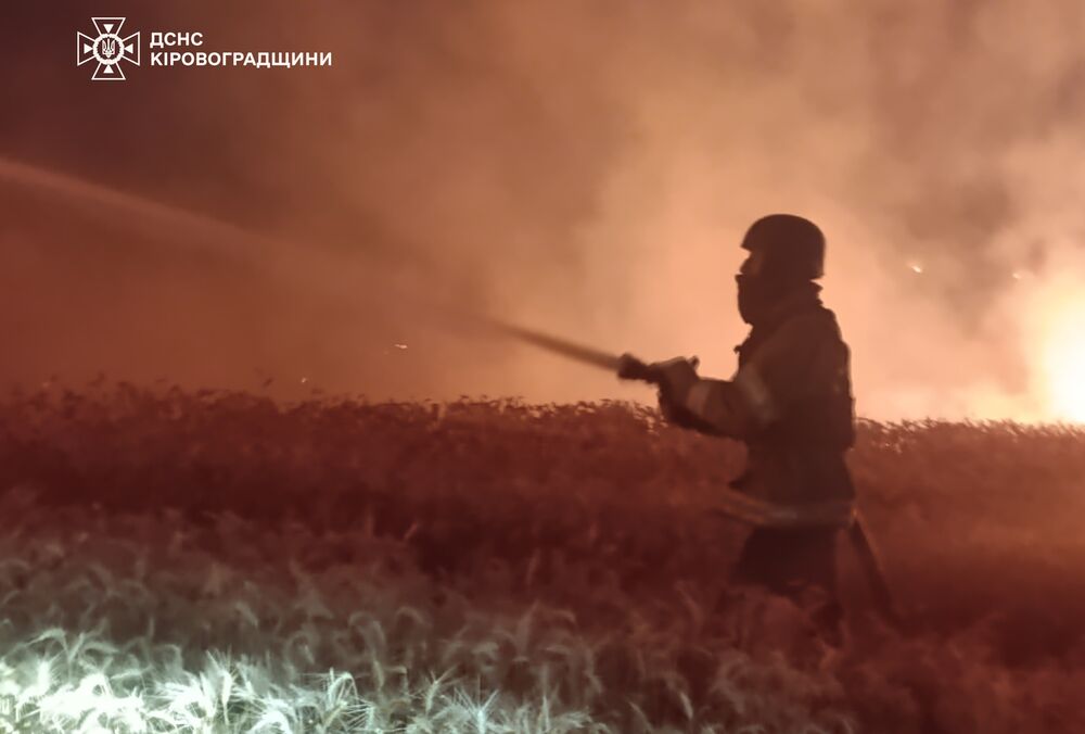 Росіяни вдарили по Кіровоградщині: почалася пожежа Росіяни вдарили по Кіровоградщині: почалася пожежа