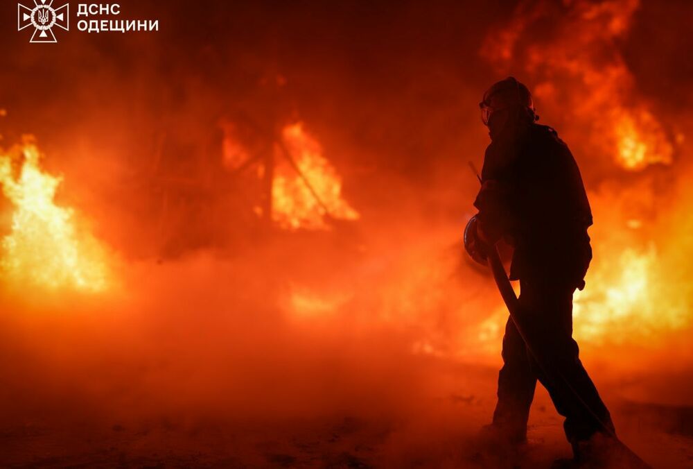 Під час атаки на Одещину спалахнула пожежа в порту