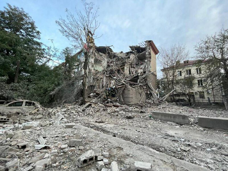 Из-под завалов в Запорожье достали еще двух погибших Из-под завалов в Запорожье достали еще двух погибших
