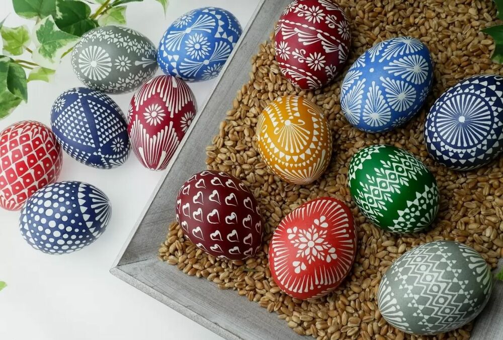 Фарбуємо яйця на Великдень натуральними барвниками: вино, капуста, чай, цибуля
