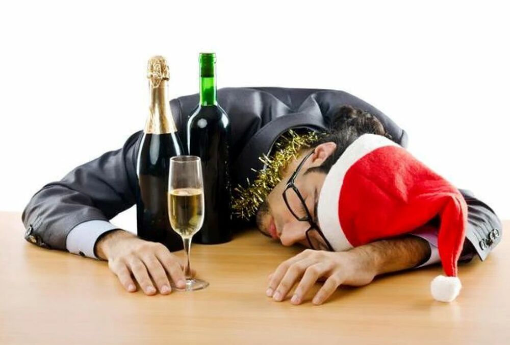 Вода и контрастный душ: простые способы избавиться от похмелья