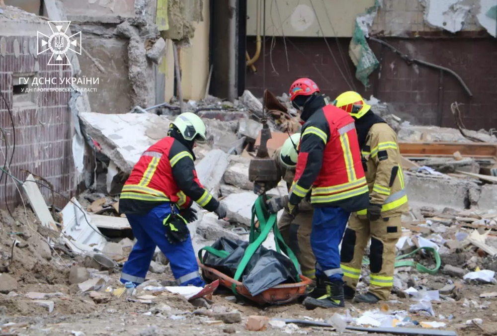 Удар по Дніпру: 17 людей не можуть знайти, 12 тіл та фрагментів - впізнати