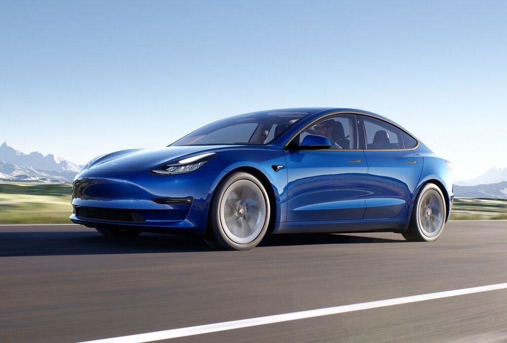 Продажі Tesla в Європі обвалилися після скандальних заяв Маска